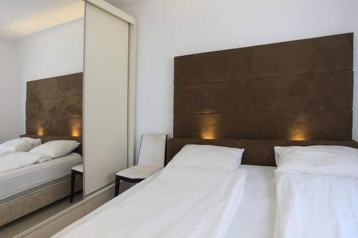 Deluxe Suite, 2 Bedrooms, Sea View | Free cots/infant beds, rollaway beds, free WiFi