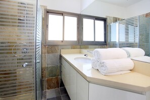 Suite Deluxe, 2 habitaciones, vista al mar | Baño | Regadera, amenidades de baño gratuitas, toallas