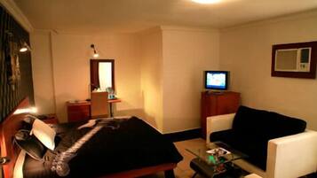 Quarto casal grand | Cofres nos quartos, escrivaninha, cortinas blackout