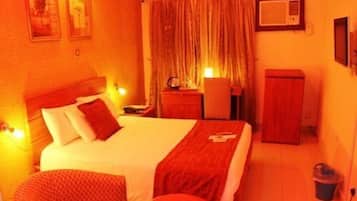 Suíte clássica | Cofres nos quartos, escrivaninha, cortinas blackout