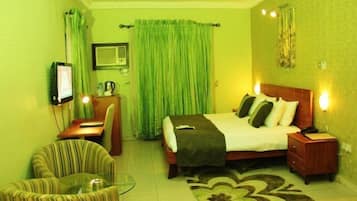 Dobbelt- eller tomannsrom – executive | Safe på rommet, skrivebord, blendingsgardiner og strykejern/-brett