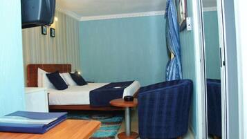 Suíte clássica | Cofres nos quartos, escrivaninha, cortinas blackout