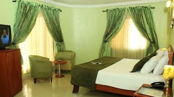 Dobbelt- eller tomannsrom – executive | Safe på rommet, skrivebord, blendingsgardiner og strykejern/-brett