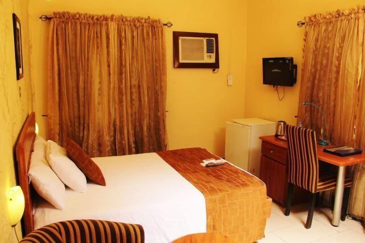 Deluxe Suite | In-room safe, desk, blackout drapes, iron/ironing board (on request)
