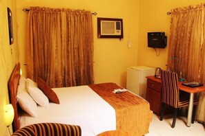 Suite Deluks | Brankas, meja kerja, tirai kedap cahaya, dan setrika/meja setrika