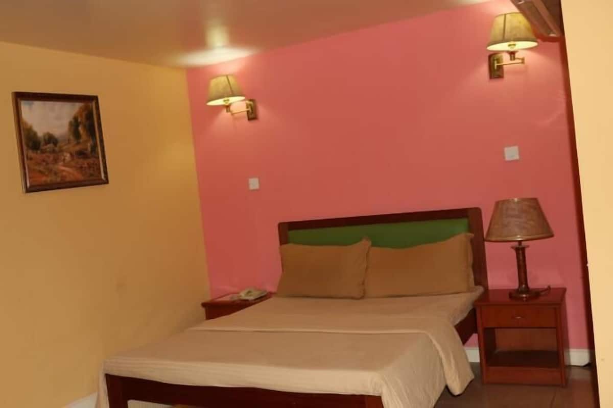 In-room safe, desk, free WiFi
