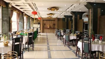 Breakfast, lunch, dinner served; local and international cuisine