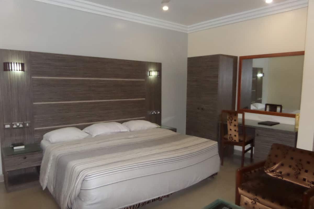 1 Schlafzimmer, hochwertige Bettwaren, Zimmersafe, individuell dekoriert
