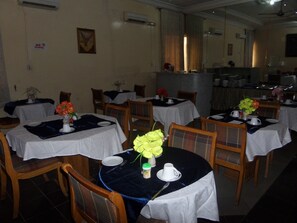 Déjeuner, dîner et souper servis sur place