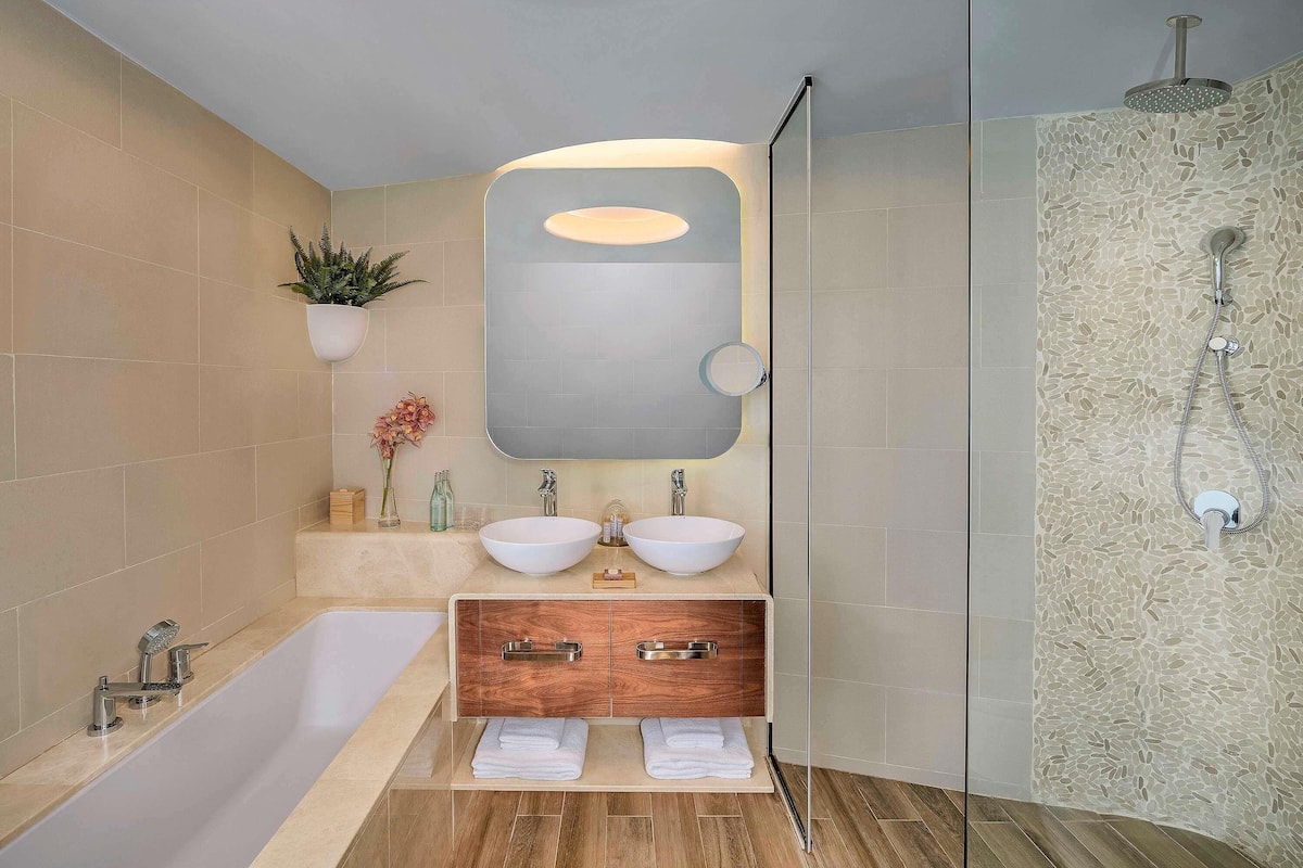 1 bedroom, Egyptian cotton sheets, premium bedding, down duvets