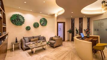 Sauna, hot tub, steam room, Turkish bath/hammam, body treatments