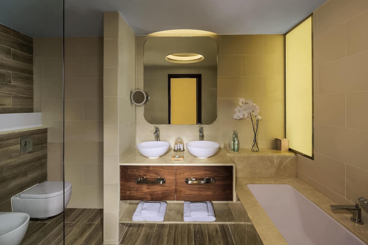 1 bedroom, Egyptian cotton sheets, premium bedding, down duvets