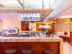 2 restaurants; breakfast, lunch, dinner, and brunch served - The Retreat Palm Dubai MGallery by Sofitel (Dubai)