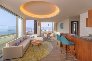 Suite Club, 1 grand lit, accÚs au bar-salon, vue sur la mer | Aire de séjour | Téléviseur à écran plat de 42 po avec télévision par cùble, téléviseur