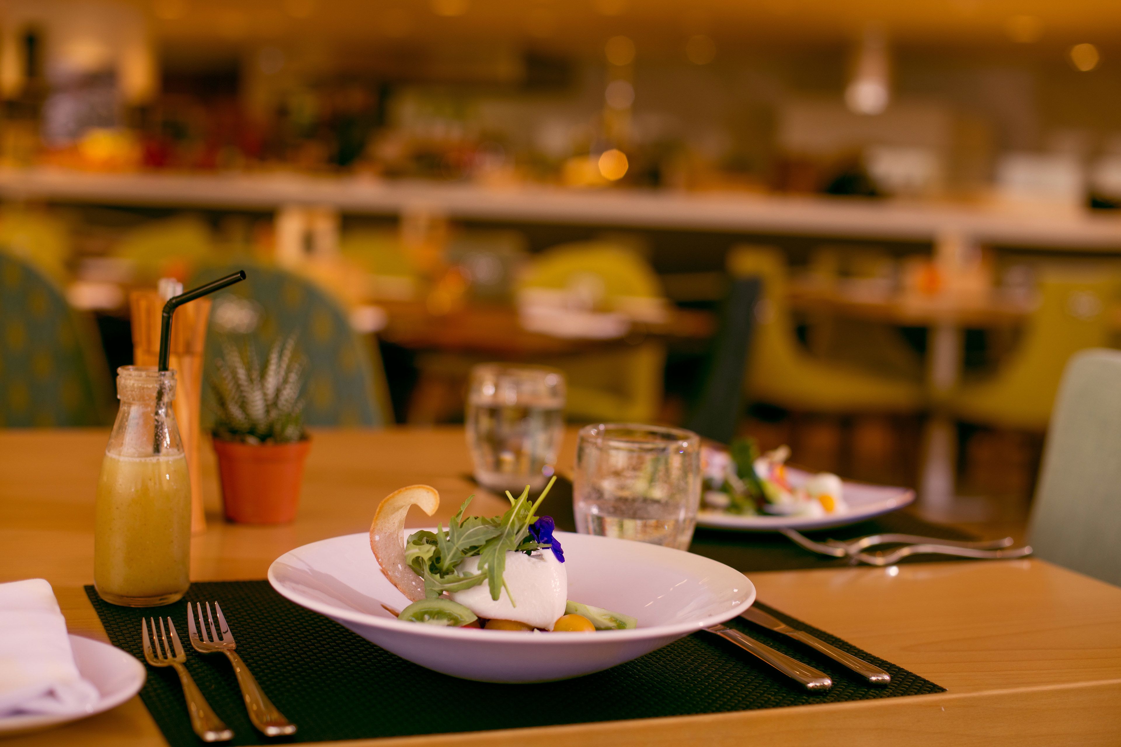 2 restaurants, breakfast, lunch served; local and international cuisine