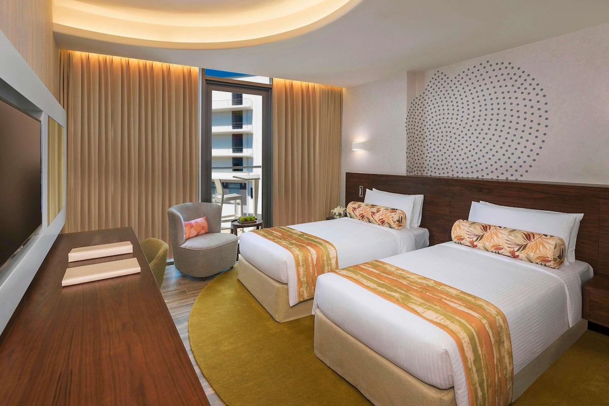 Deluxe Room with Balcony | Egyptinpuuvillaiset lakanat, ylelliset vuodevaatteet, untuvapeitot
