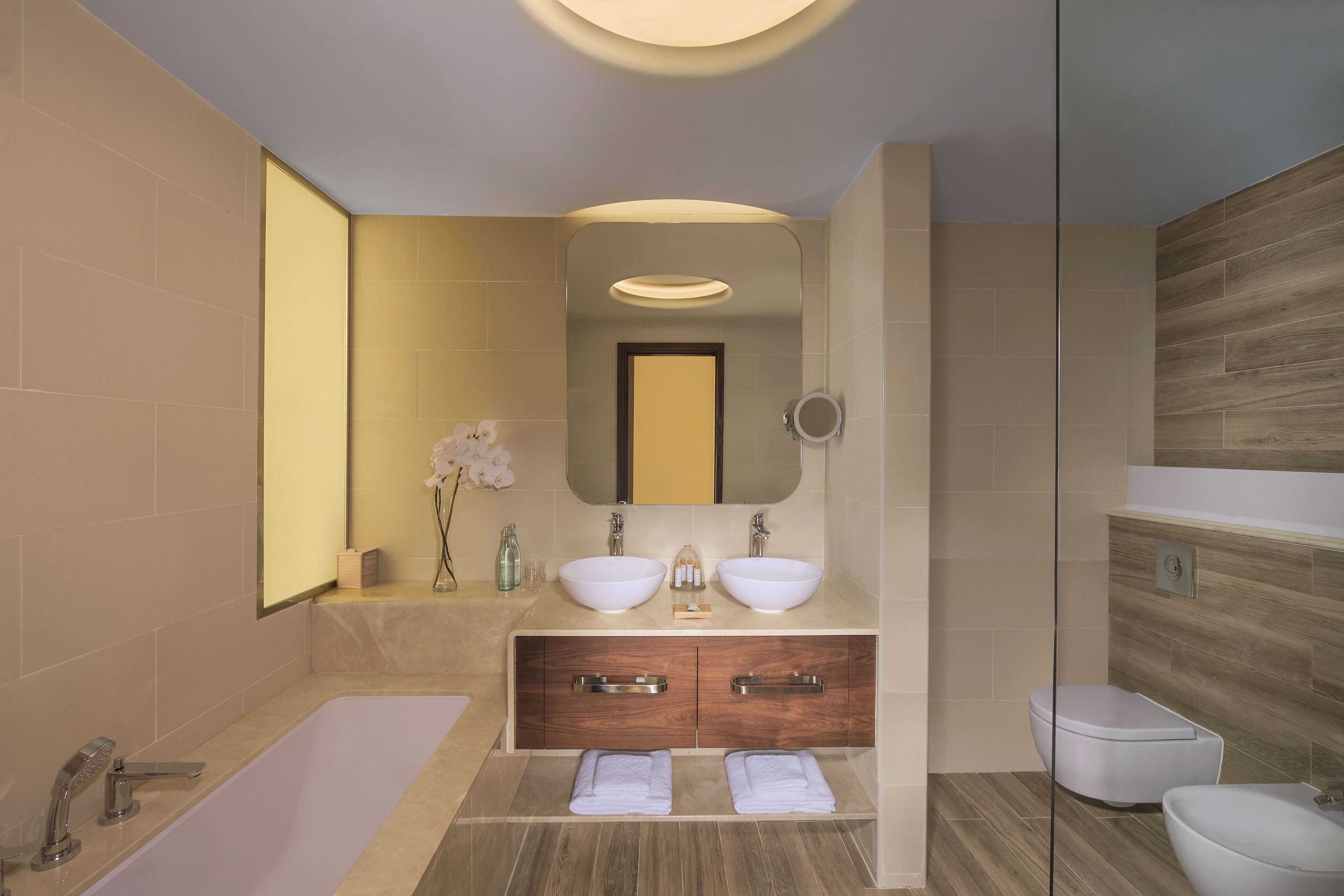 separate bathtub and shower, eco-friendly toiletries, hair dryer