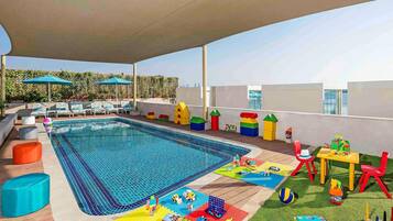 Piscine extérieure, parasols de plage, chaises longues