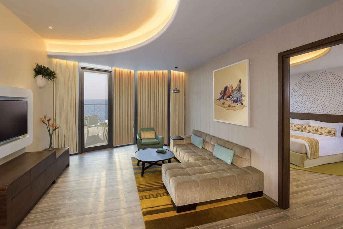 Deluxe-sviitti, 1 makuuhuone, parveke, osittainen merinÀköala (Club Lounge Access) | Egyptinpuuvillaiset lakanat, ylelliset vuodevaatteet, untuvapeitot