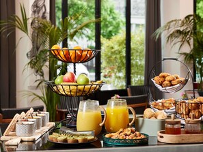 Tägliches Frühstücksbuffet gegen Gebühr