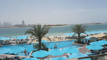 En la playa, camastros, sombrillas y toallas de playa