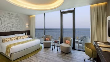 1 bedroom, Egyptian cotton sheets, premium bedding, down comforters