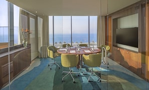 Premium Room with Balcony, Palm Sea View and Club Lounge Access | Salon Exécutif