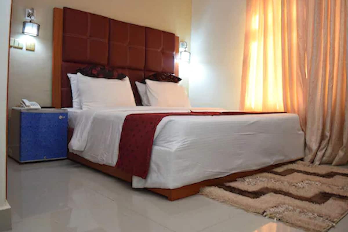 Brankas dan didekorasi berbeda-beda