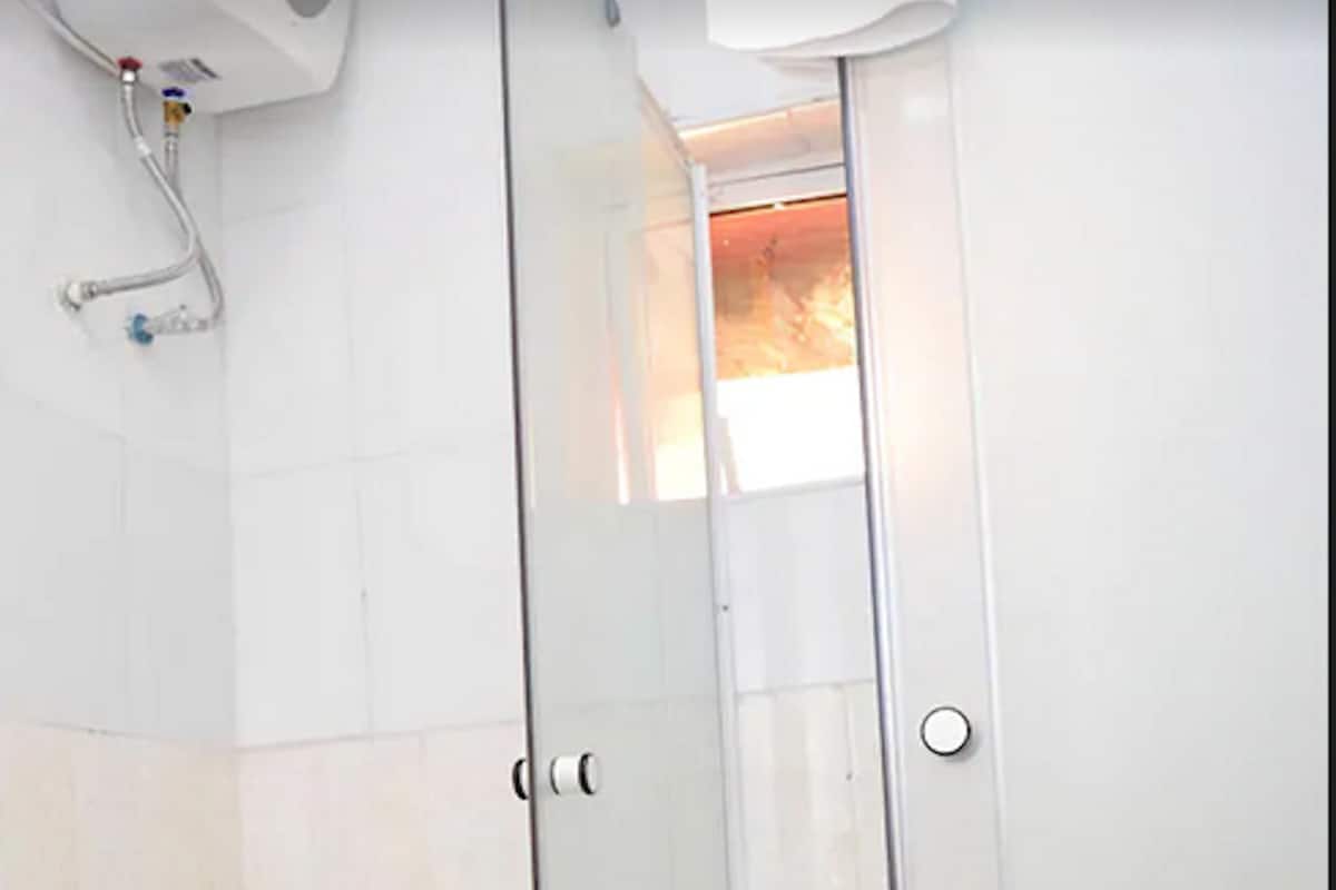 Shower, perlengkapan mandi gratis, pengering rambut, dan handuk