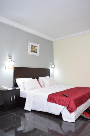 Deluxe Suite | In-room safe, individually decorated, individually furnished