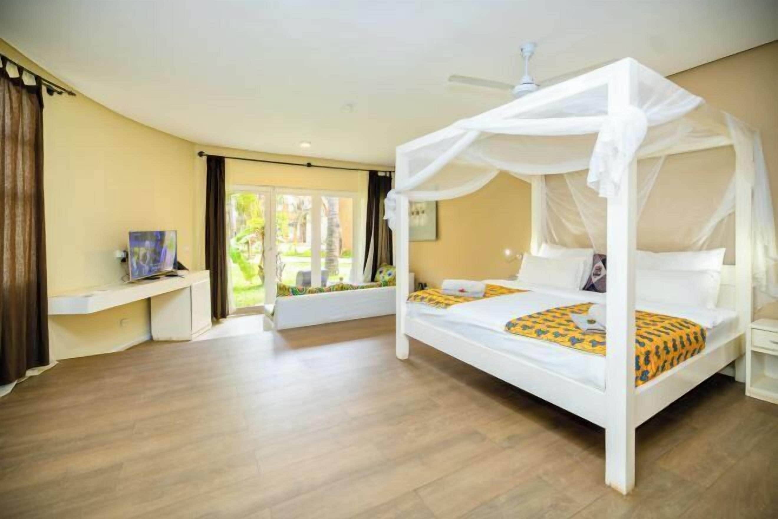 Ropa de cama de alta calidad y caja de seguridad en la habitación 