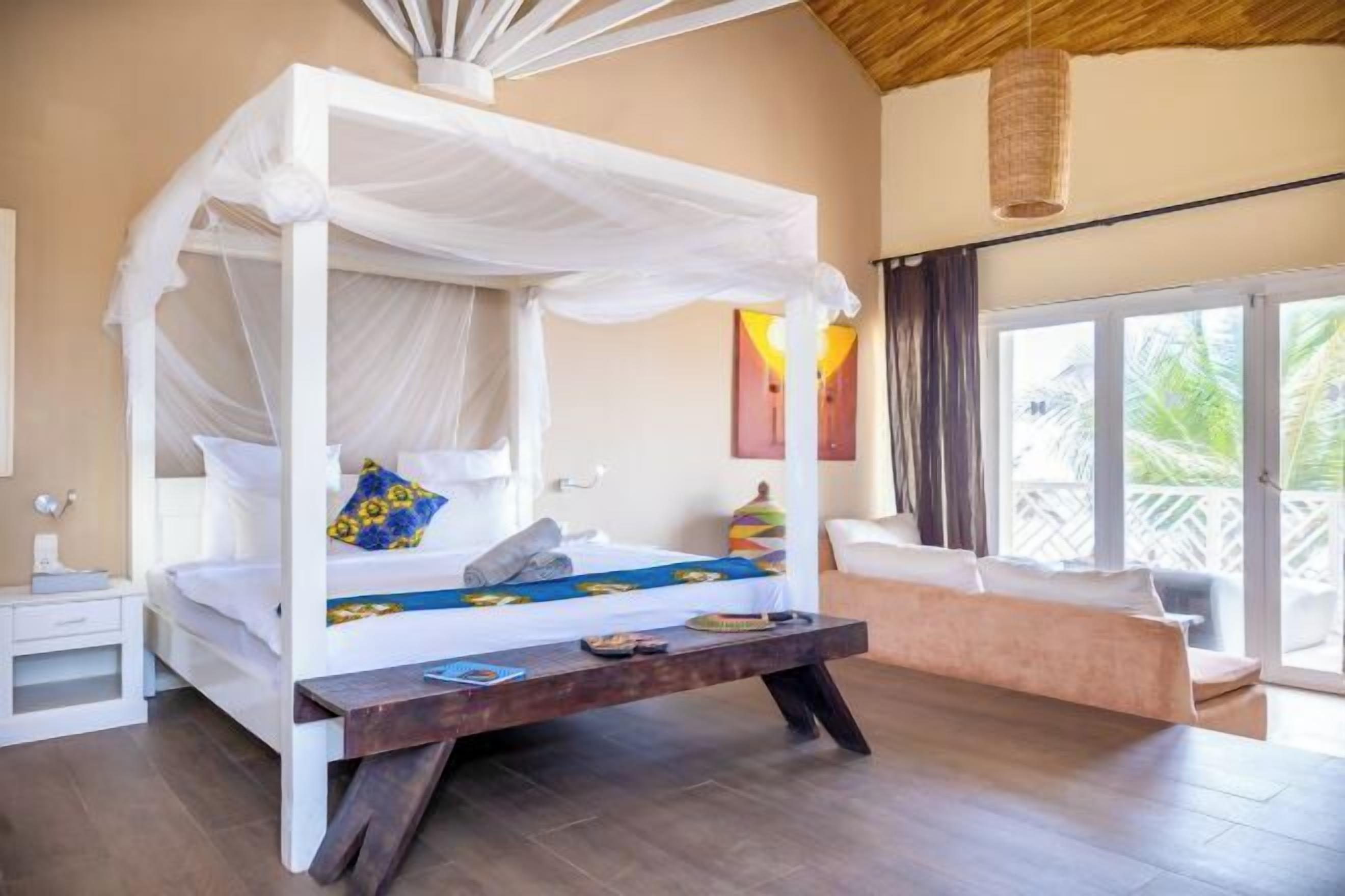 Ropa de cama de alta calidad y caja de seguridad en la habitación 