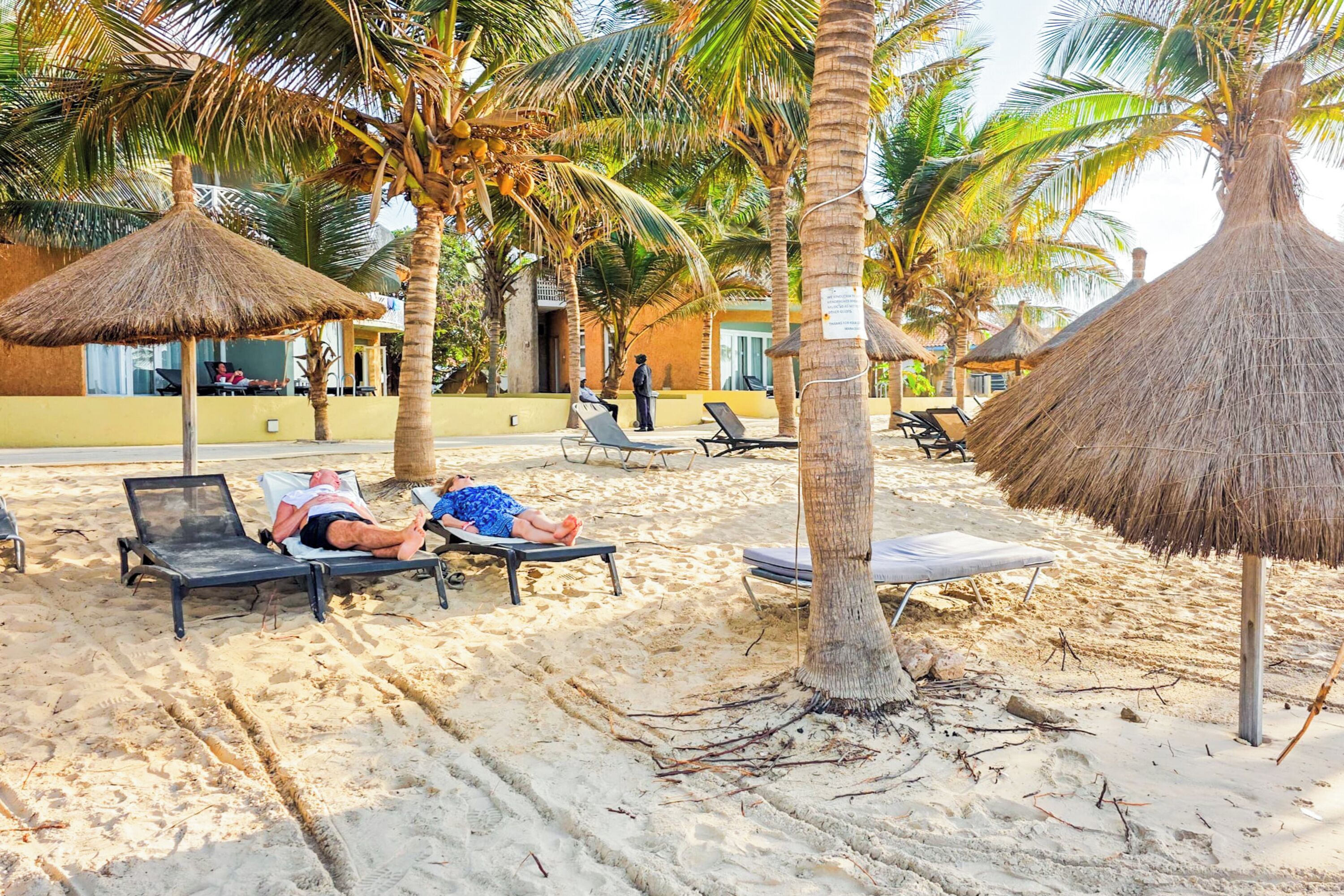 Plage privée, cabines gratuites, chaises longues, parasols