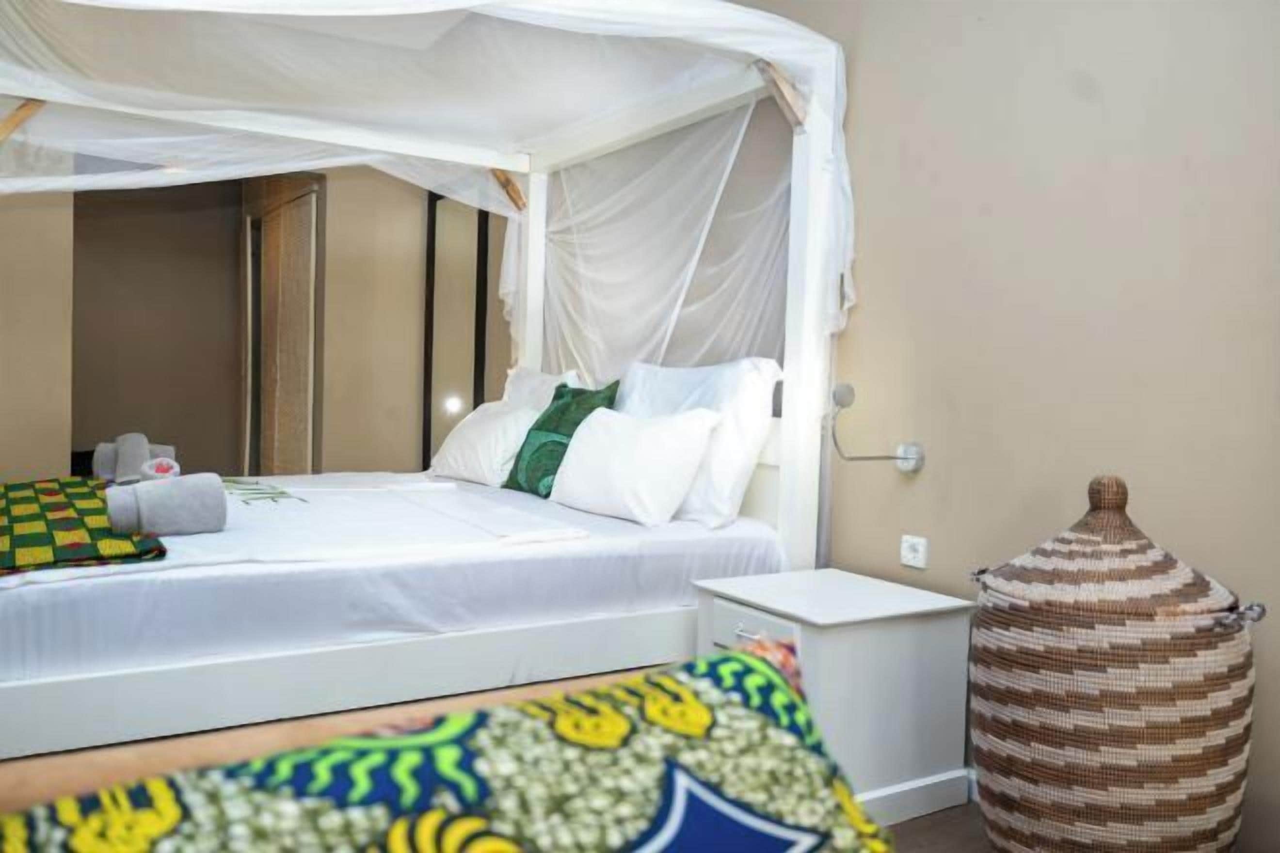 Ropa de cama de alta calidad y caja de seguridad en la habitación 