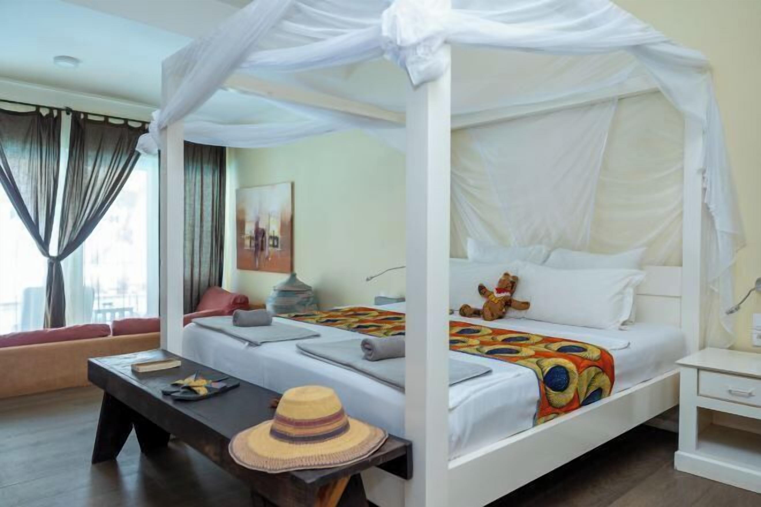 Ropa de cama de alta calidad y caja de seguridad en la habitación 