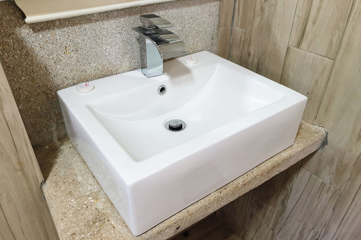 shower, free toiletries, towels