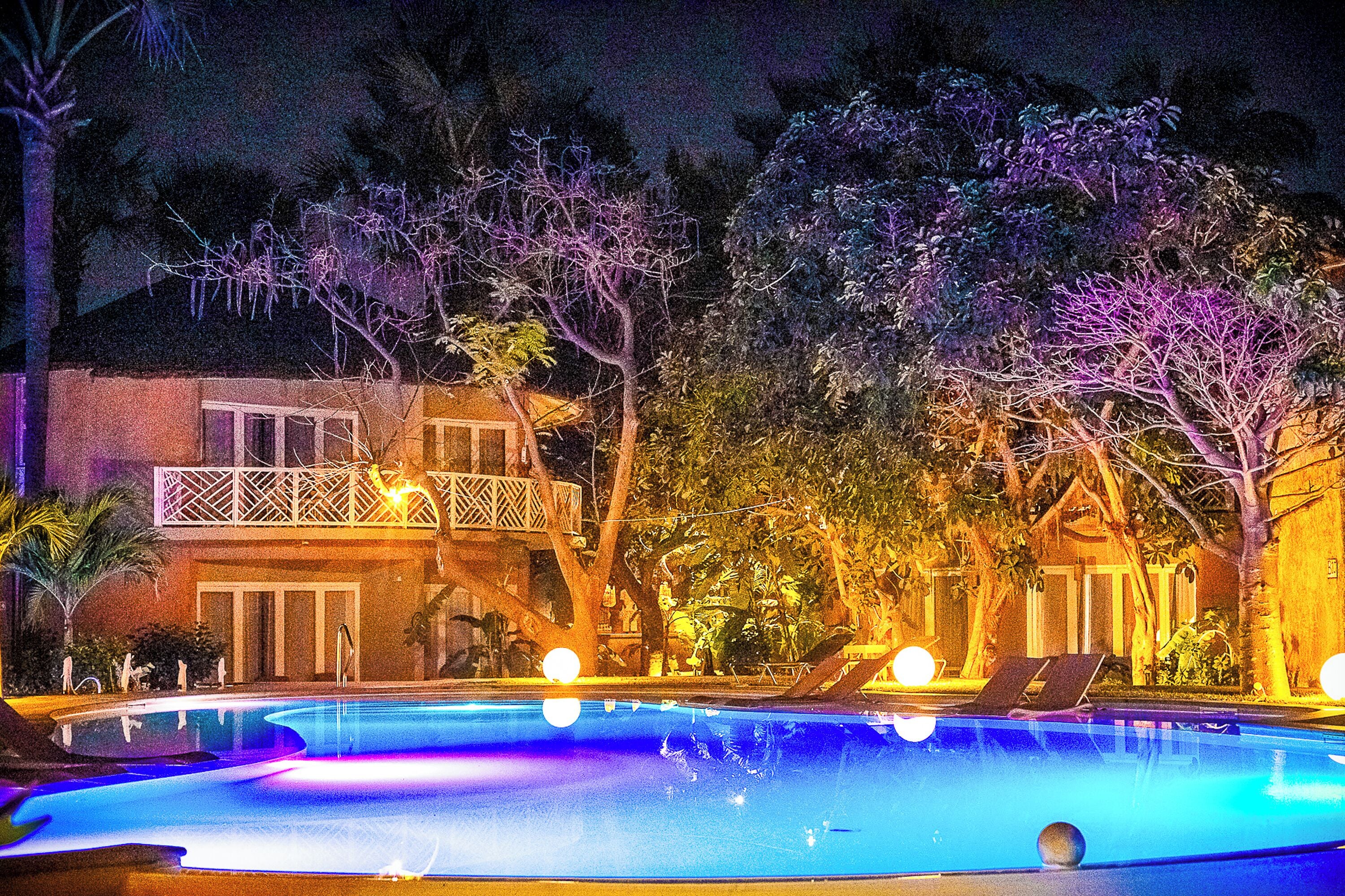 Piscine extérieure, cabanons gratuits, parasols de plage