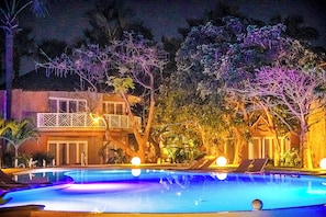 Outdoor pool, free pool cabanas, pool umbrellas