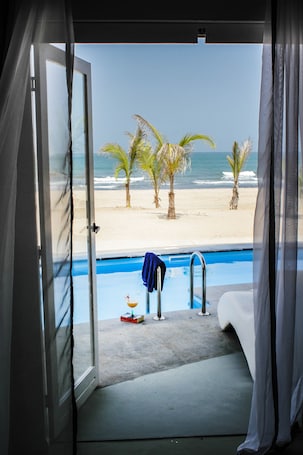 Private beach, free beach cabanas, sun loungers, beach umbrellas