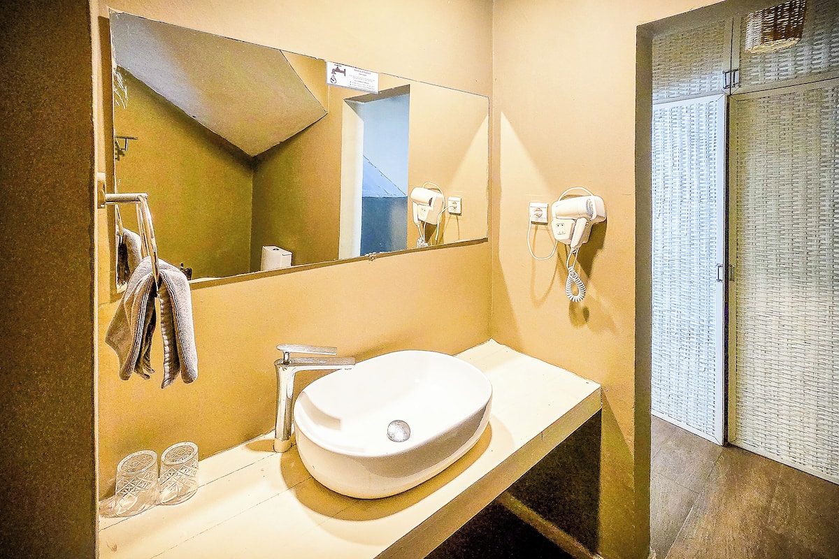 premium room, ocean view | bathroom | shower, free toiletries, towels