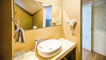 Quarto premium, vista para o oceano | Banheiro | Chuveiro, produtos de toalete grátis, toalhas de banho