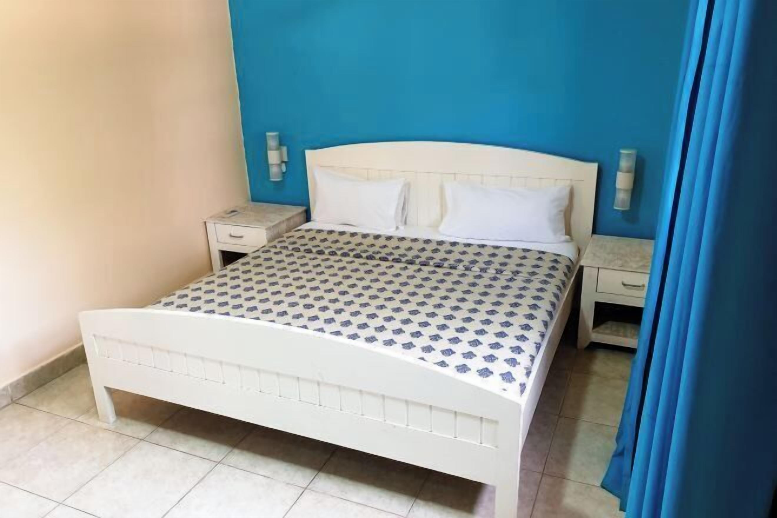 Ropa de cama de alta calidad y caja de seguridad en la habitación 