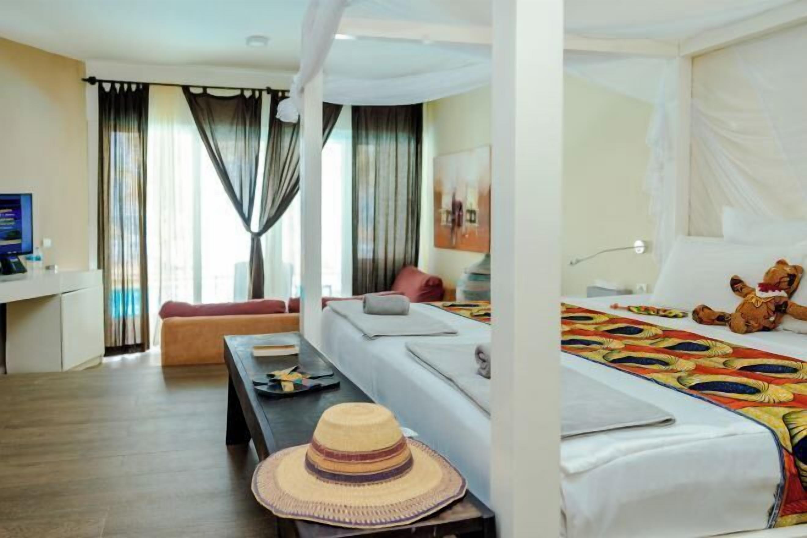 Ropa de cama de alta calidad y caja de seguridad en la habitación 