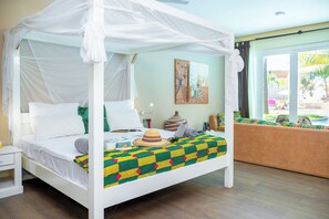 Rom – premium, privat basseng, hageutsikt | Sengetøy av topp kvalitet, safe på rommet og individuelt dekorert