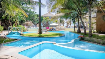 Piscine extérieure, cabanons gratuits, parasols de plage