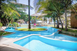 Premium Room, Private Pool, Garden View | Peralatan tempat tidur premium, peti besi dalam bilik 