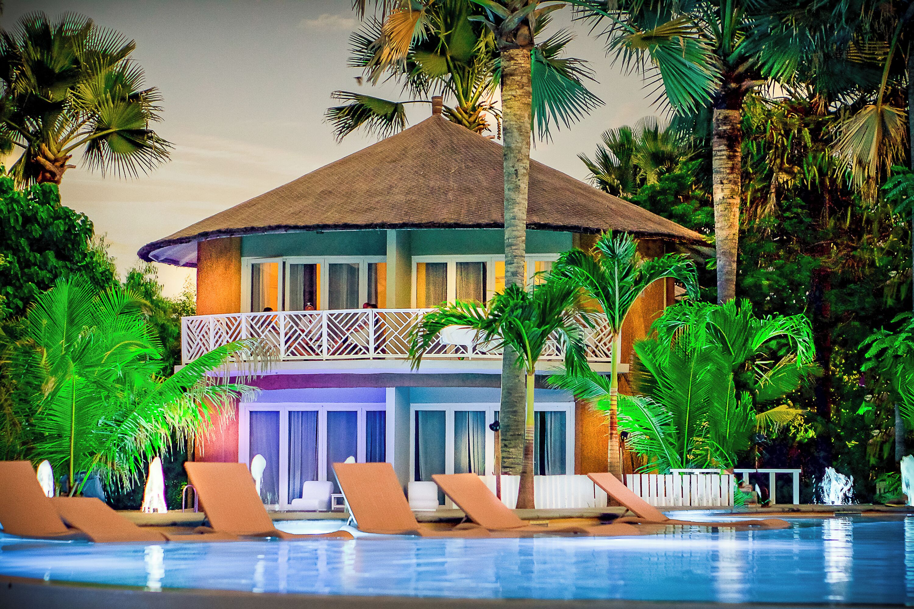 outdoor pool, free pool cabanas, pool umbrellas