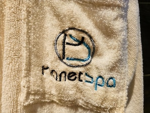 Couples treatment room(s), body treatments, massages on the beach