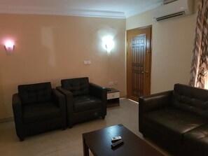 Deluxe Suite, 1 Bedroom | Living room
