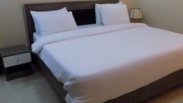 Suite estándar, 1 habitación, vistas a la ciudad | Caja fuerte, escritorio, tabla de planchar con plancha y wifi gratis